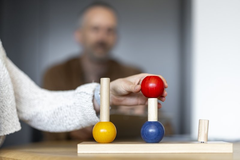 Kind spielt mit bunten Klötzen.jpg